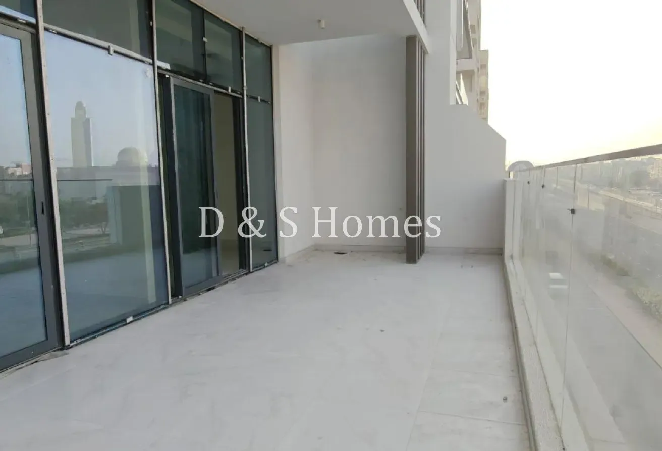 Large corner apartment | Next to the Metro