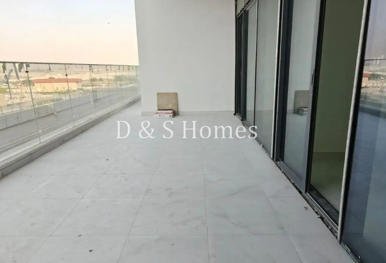Large corner apartment | Next to the Metro