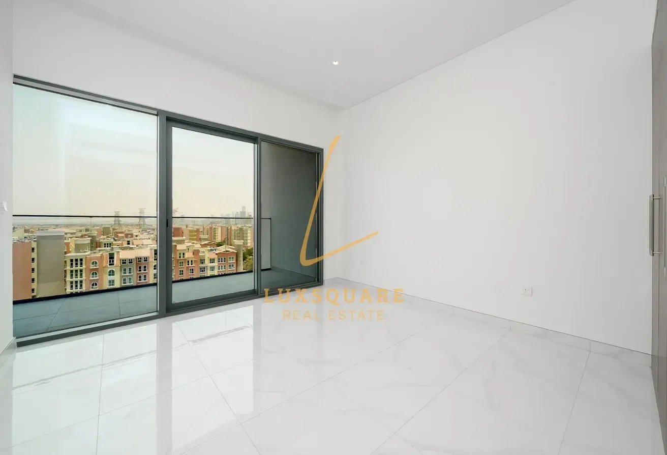 Ready To Move | Fully Fitted Kitchen | Midfloor