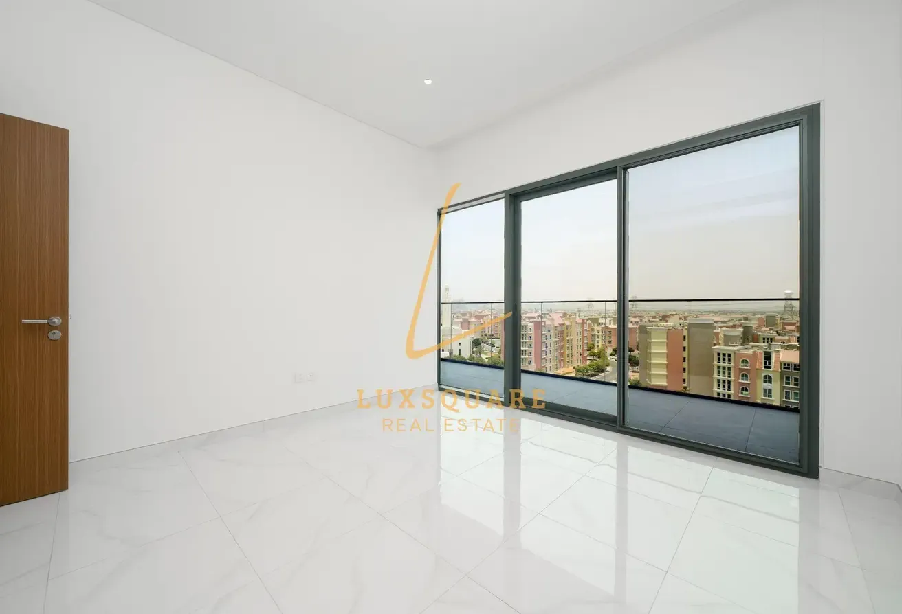 Ready To Move | Fully Fitted Kitchen | Midfloor