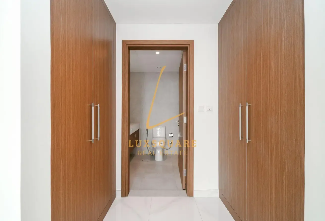 Ready To Move | Fully Fitted Kitchen | Midfloor