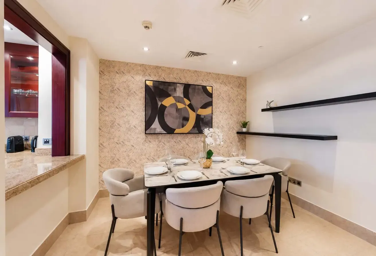 Dubai Apartment: 2 Bedrooms & Swimming Pool