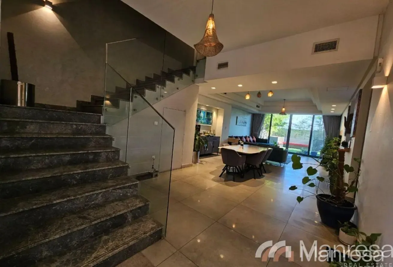 3 Bed room | Prime Location | Spacious