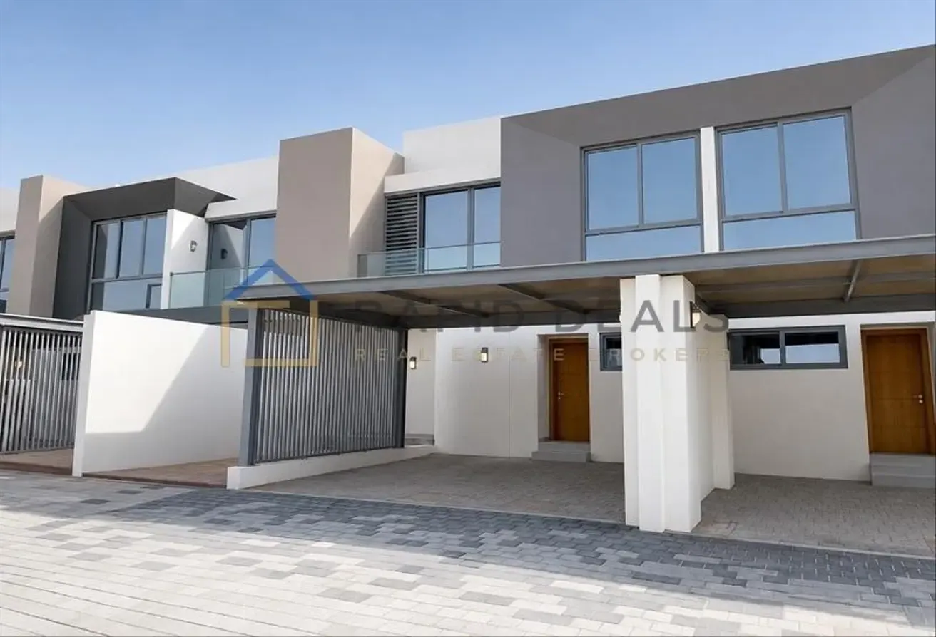 Single row 3BR+M Townhouse at Prime Location