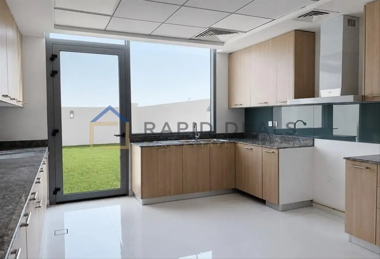 Single row 3BR+M Townhouse at Prime Location