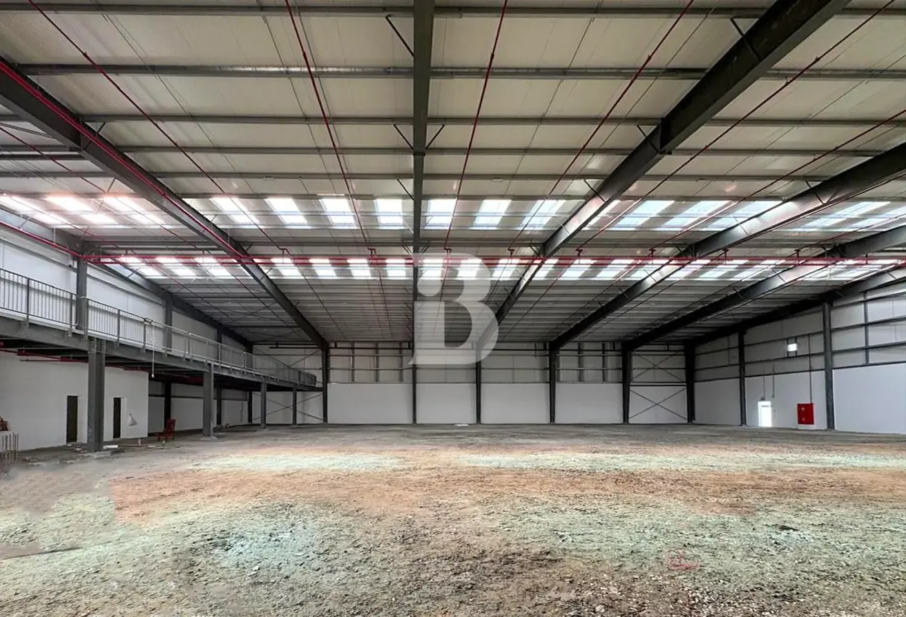 BRAND NEW WAREHOUSE | 320KW | LOADING BAYS