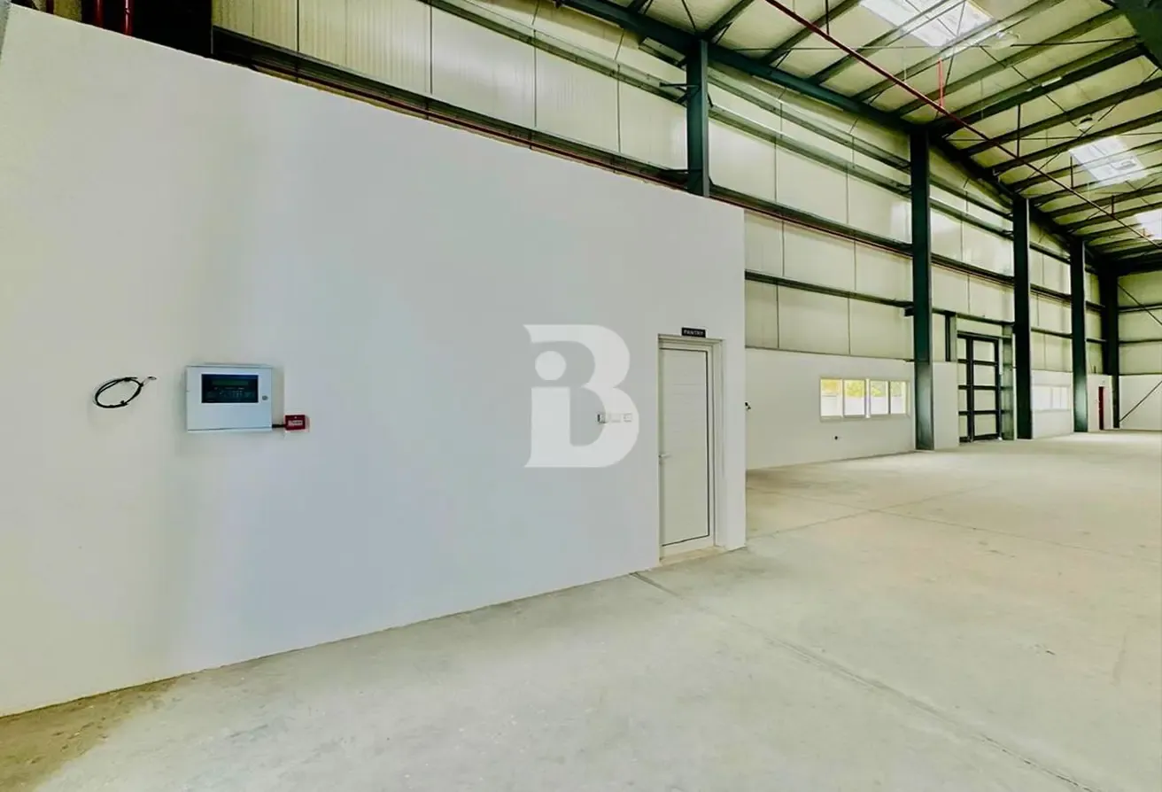 BRAND NEW WAREHOUSE | 320KW | LOADING BAYS