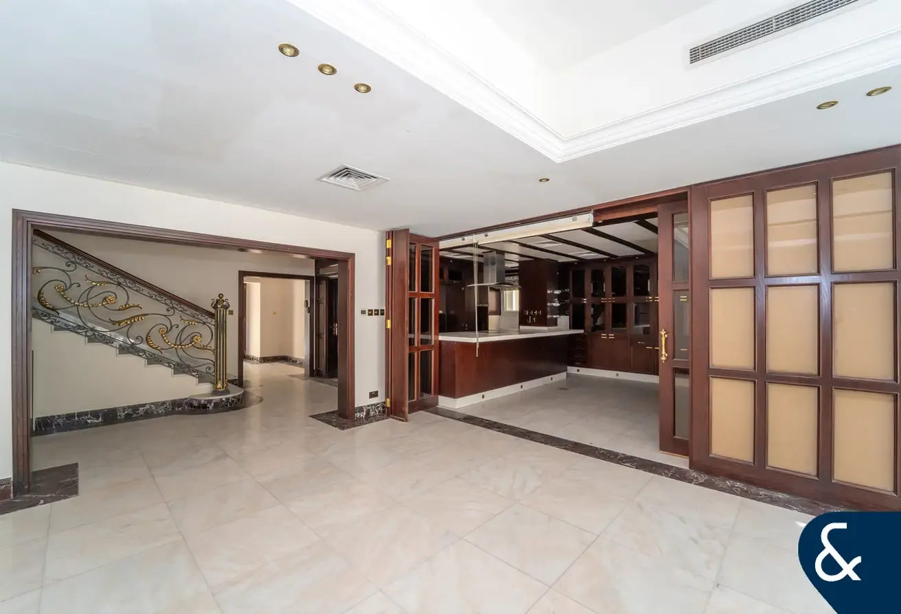 Vacant Townhouse | Amazing Location | GCMC
