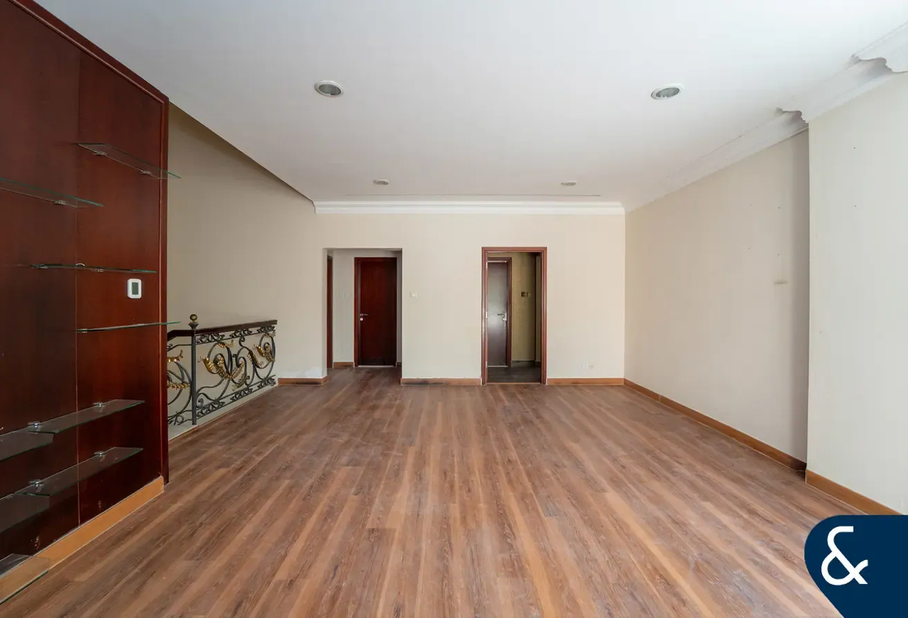 Vacant Townhouse | Amazing Location | GCMC