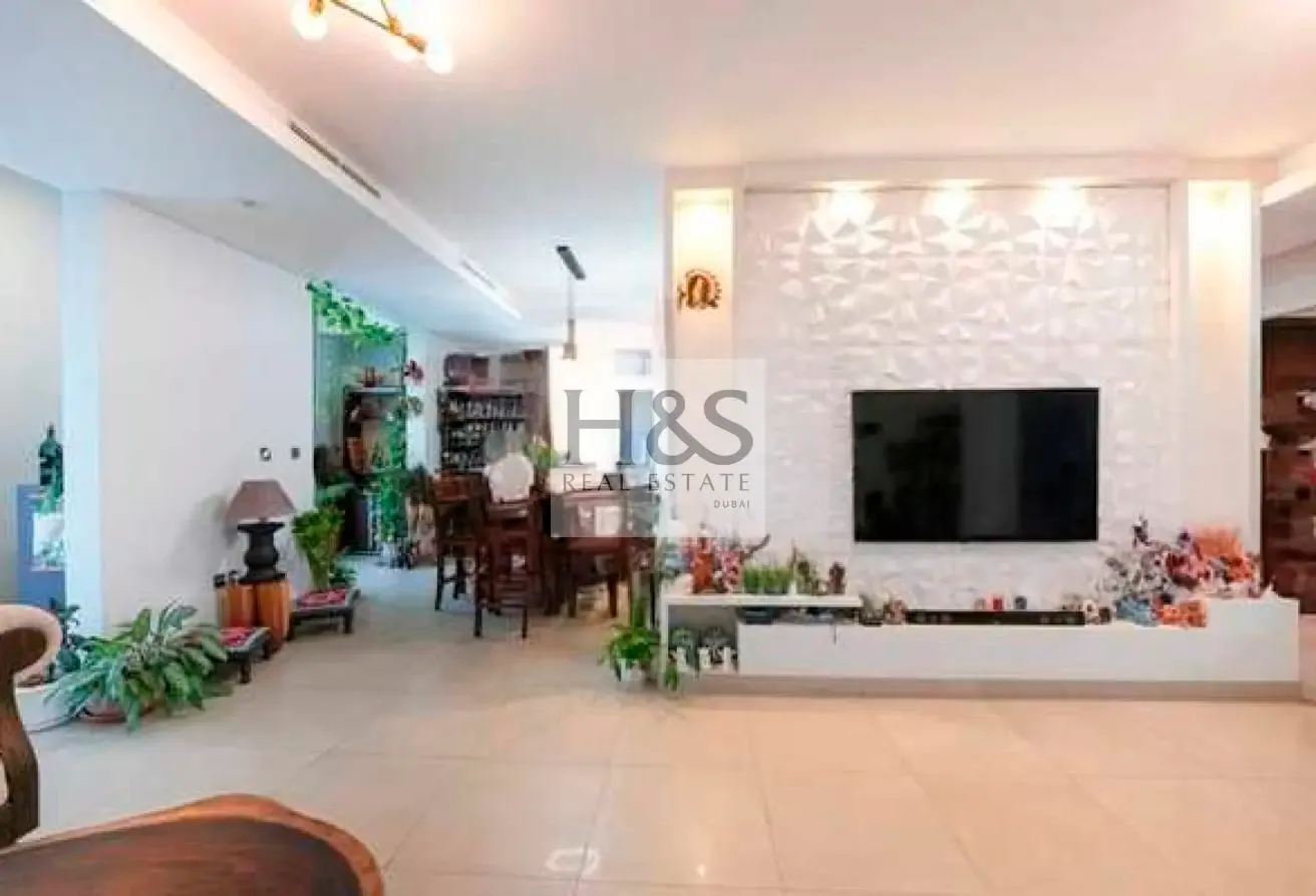Genuine Resale| Fully Upgraded |Spacious Townhouse
