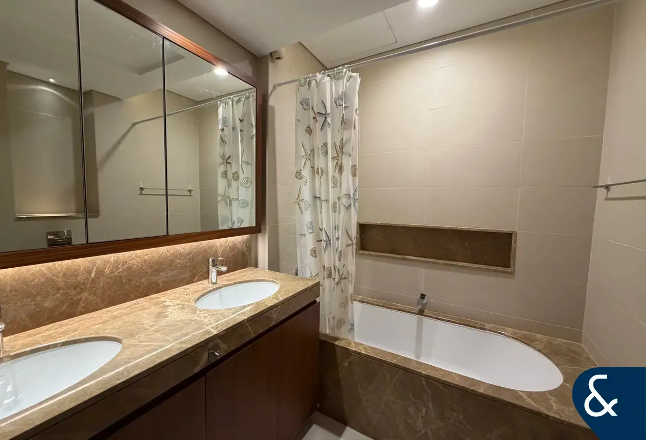 Exclusive | Vacant | Mid Floor | 1 Bedroom