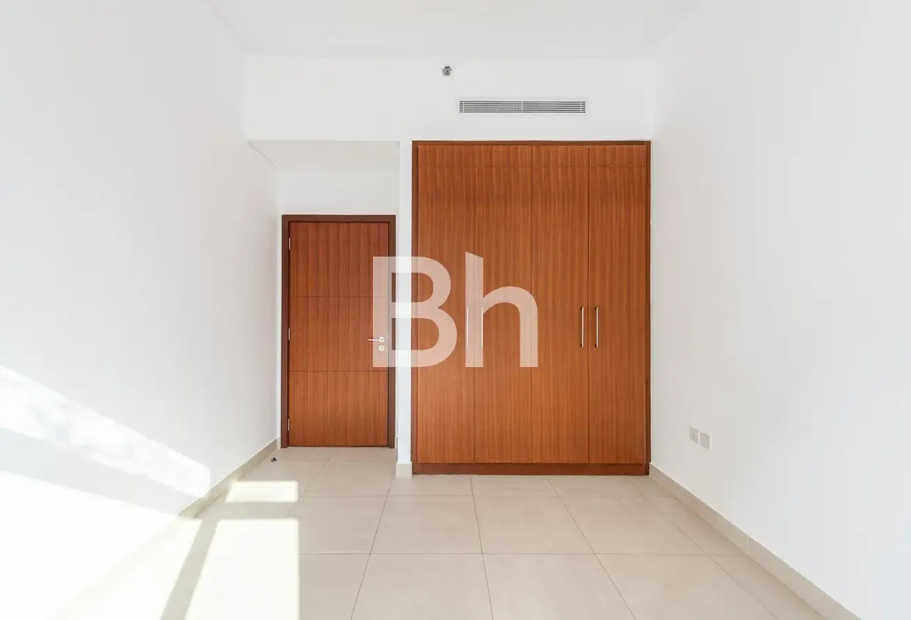 Additional parking space |Marina Skyline view |VOT