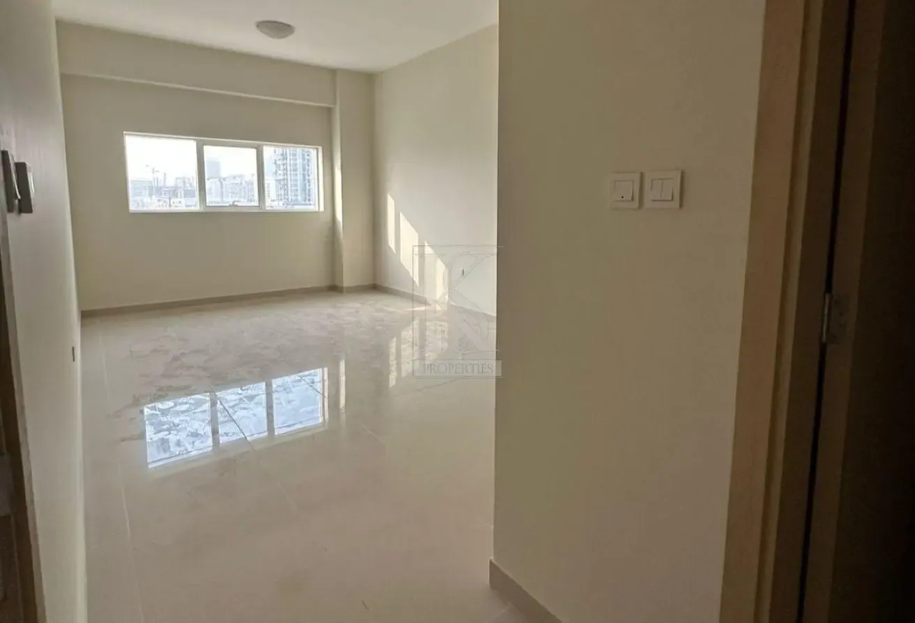Open Road View | Vacant Premium Residence | Empty