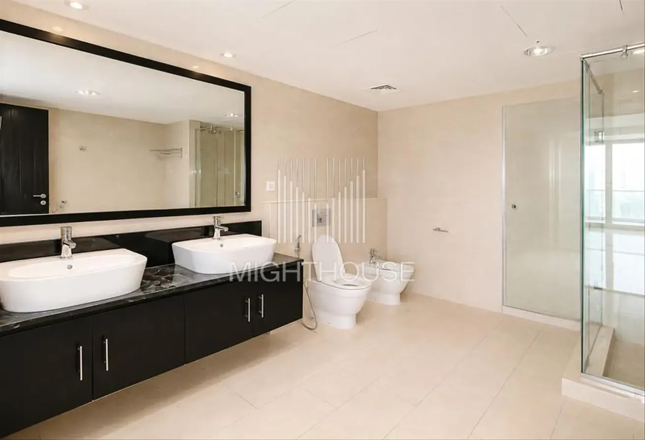 Spacious 1BR | with Stunning Lake & Marina Views
