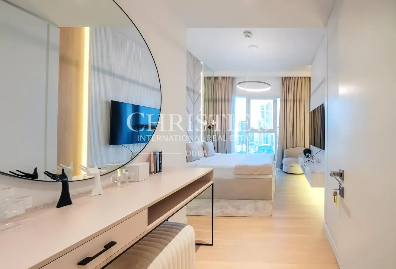 Rule the Skyline: Ultra-Luxury Half-Flr Penthouse