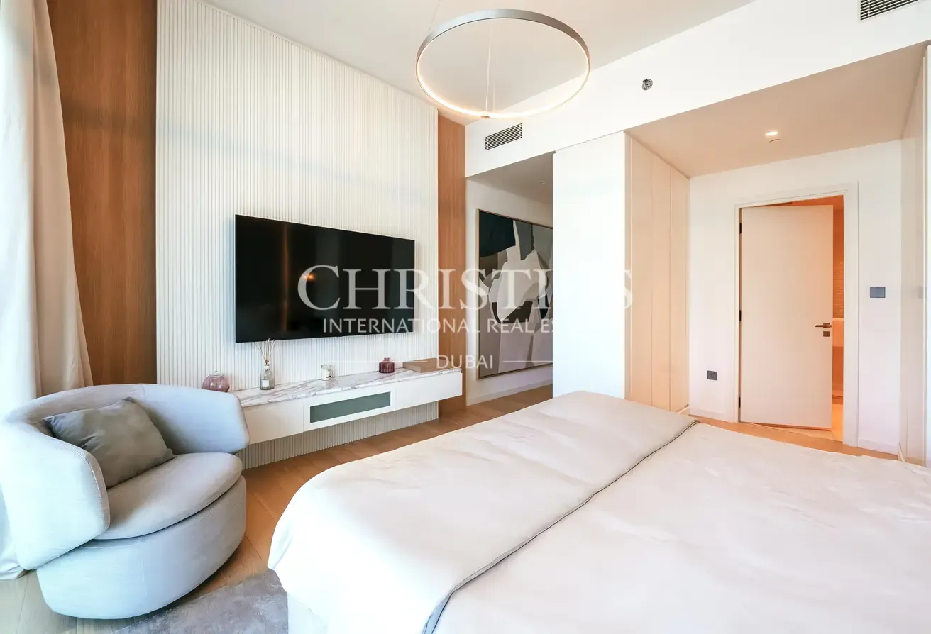 Rule the Skyline: Ultra-Luxury Half-Flr Penthouse