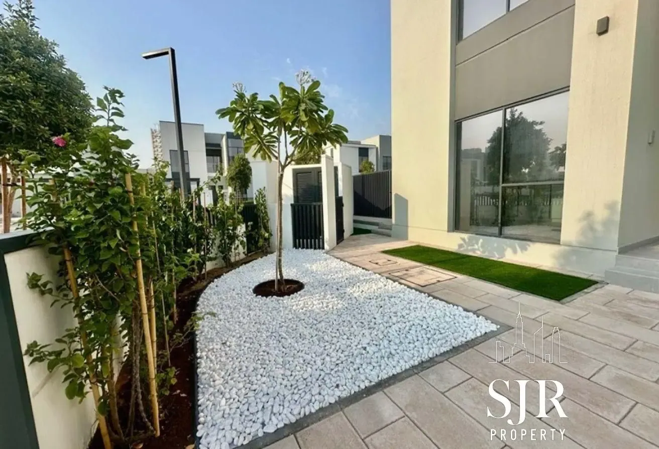 MOTIVATED  | LANDSCAPED | CORNER NEAR POOL