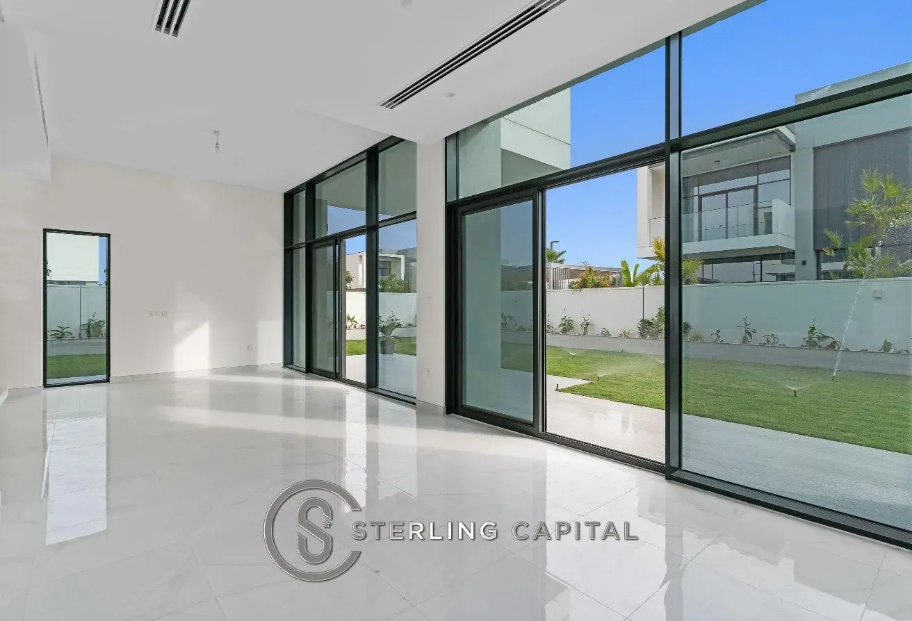 Large Corner | Mature Garden | Curtains Installed