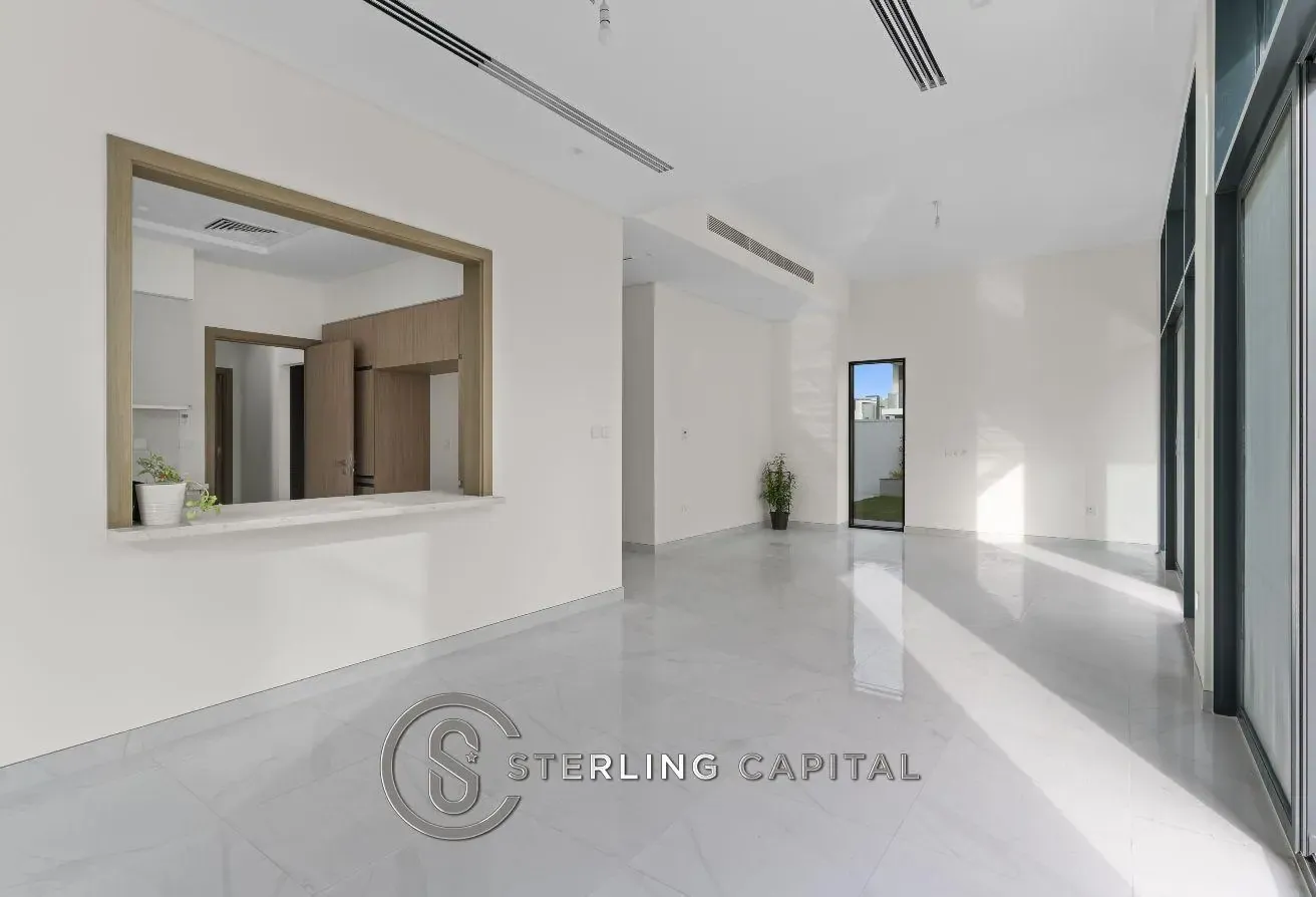 Large Corner | Mature Garden | Curtains Installed