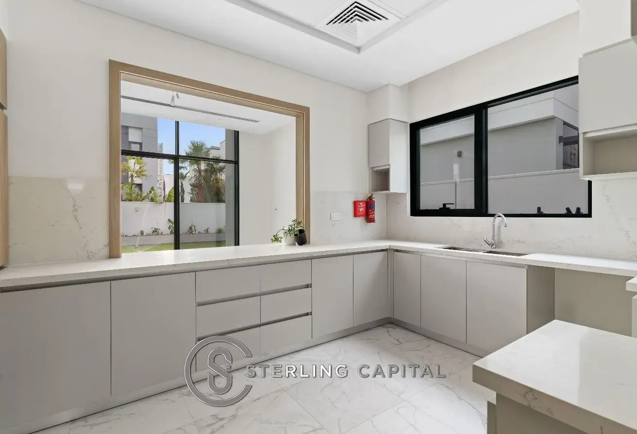 Large Corner | Mature Garden | Curtains Installed