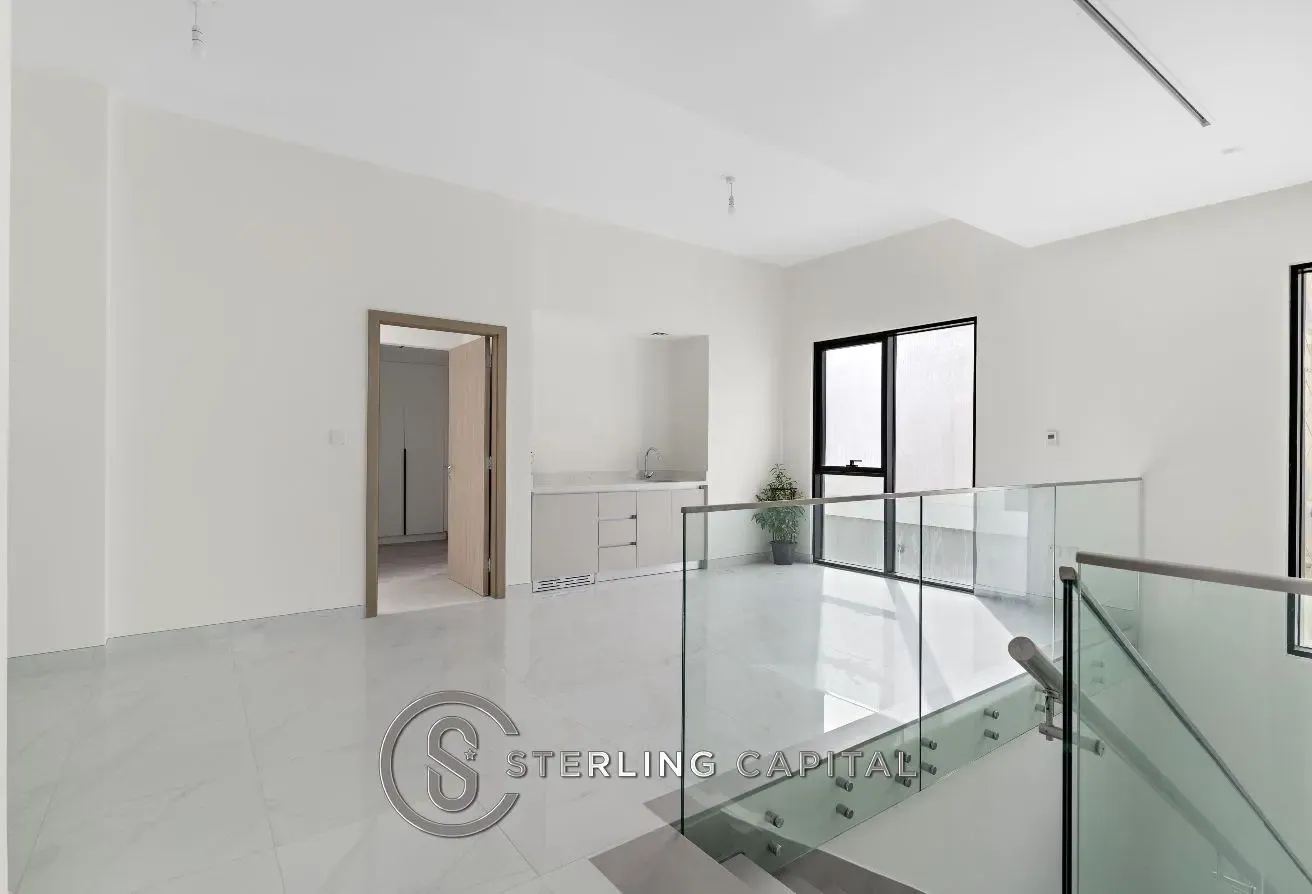 Large Corner | Mature Garden | Curtains Installed