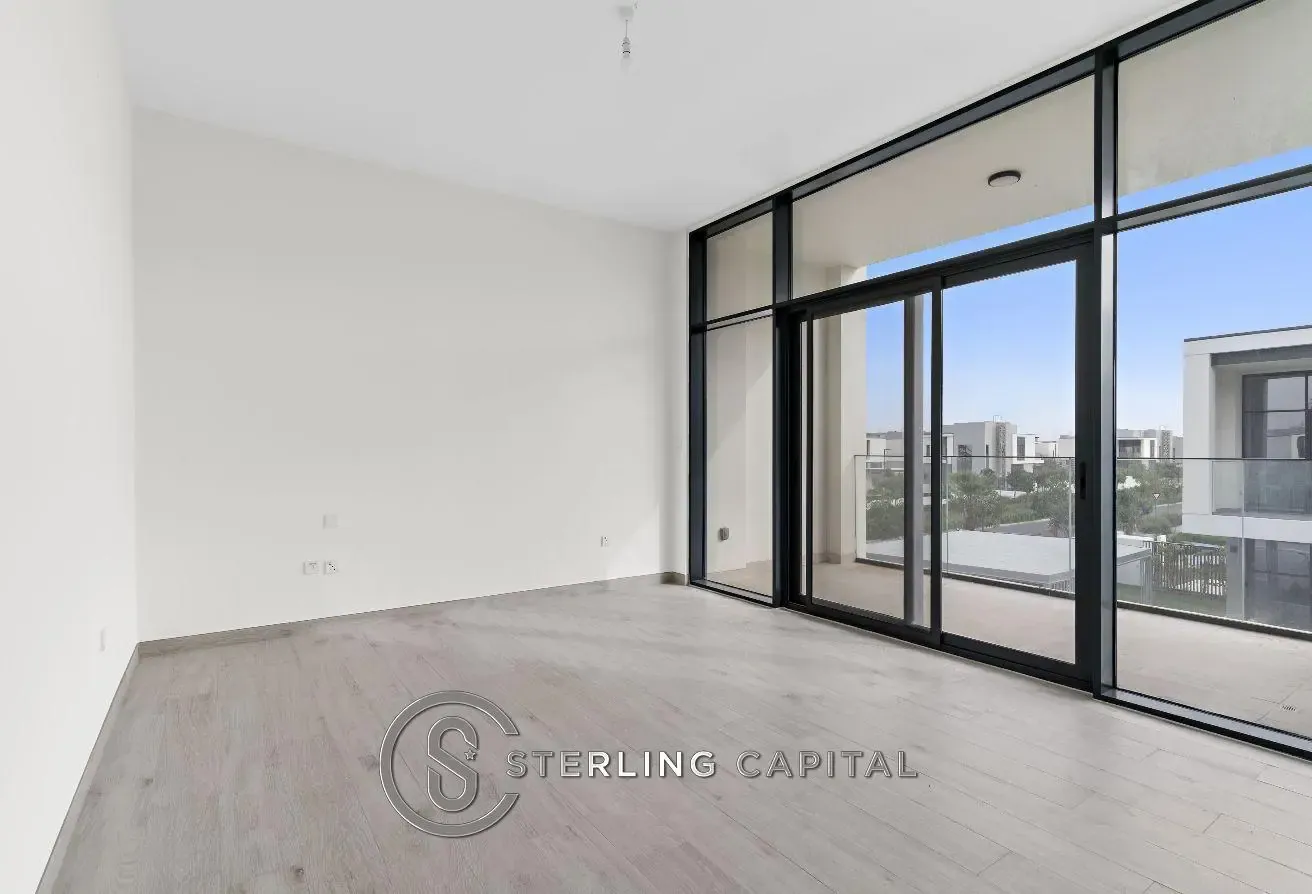 Large Corner | Mature Garden | Curtains Installed
