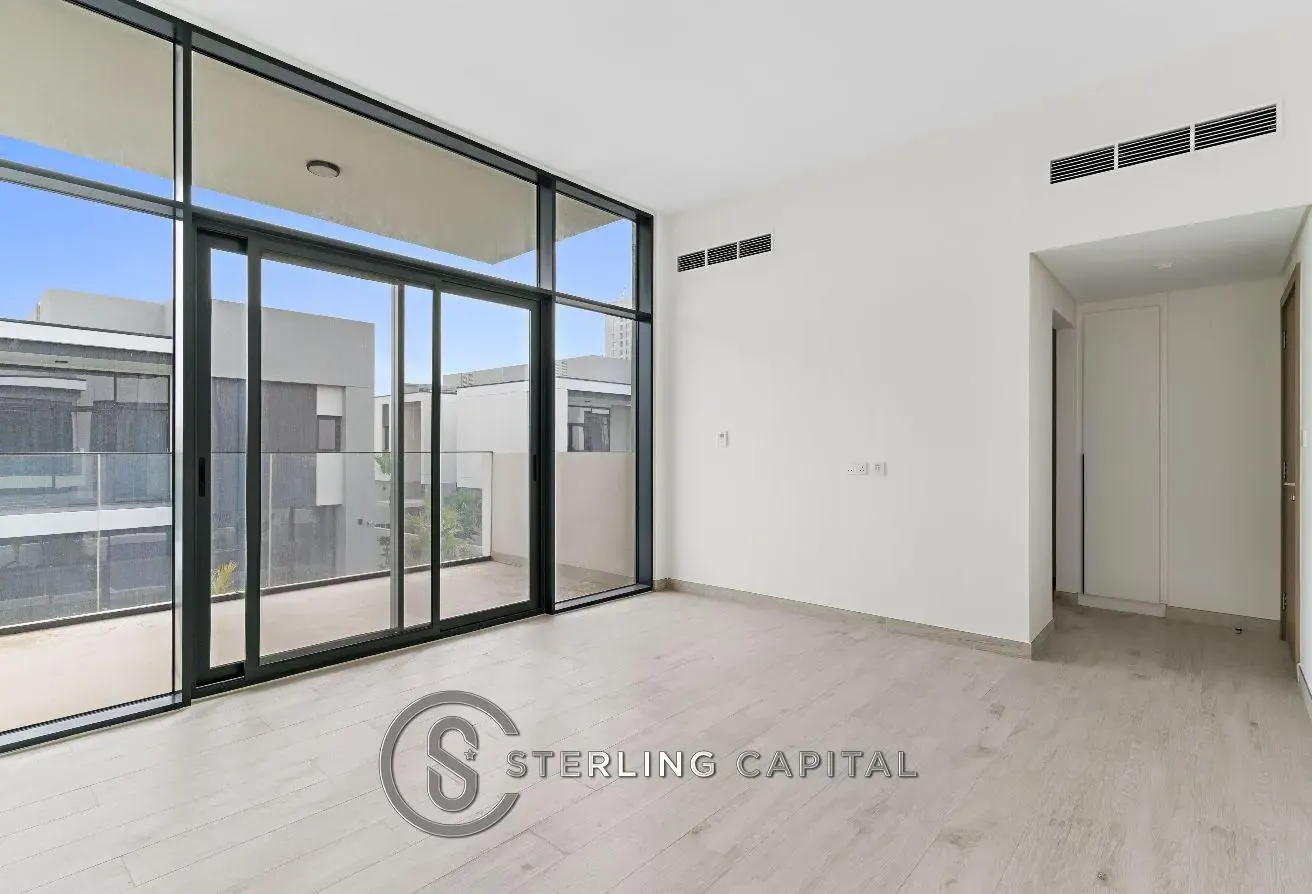 Large Corner | Mature Garden | Curtains Installed
