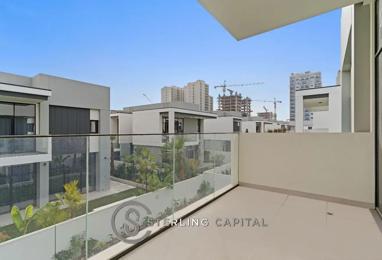Large Corner | Mature Garden | Curtains Installed