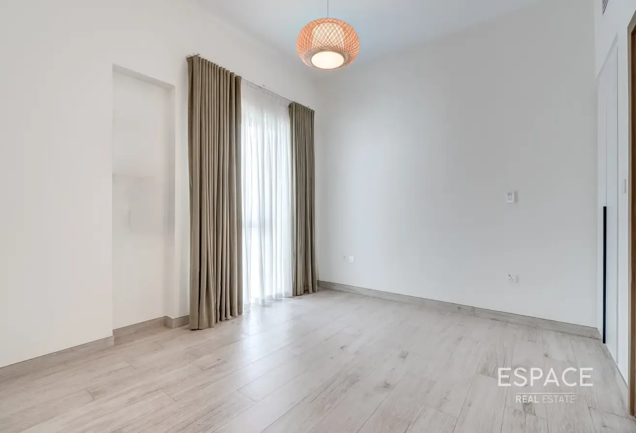 4 Beds plus Maids | Corner Villa | Large Plot