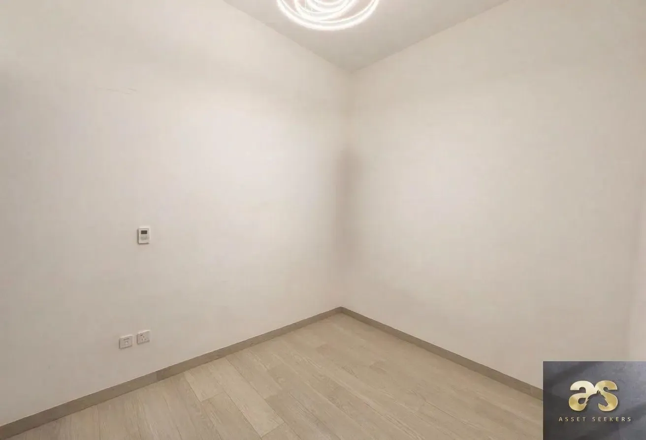 4BR+M | Corner | Park View | Vacant
