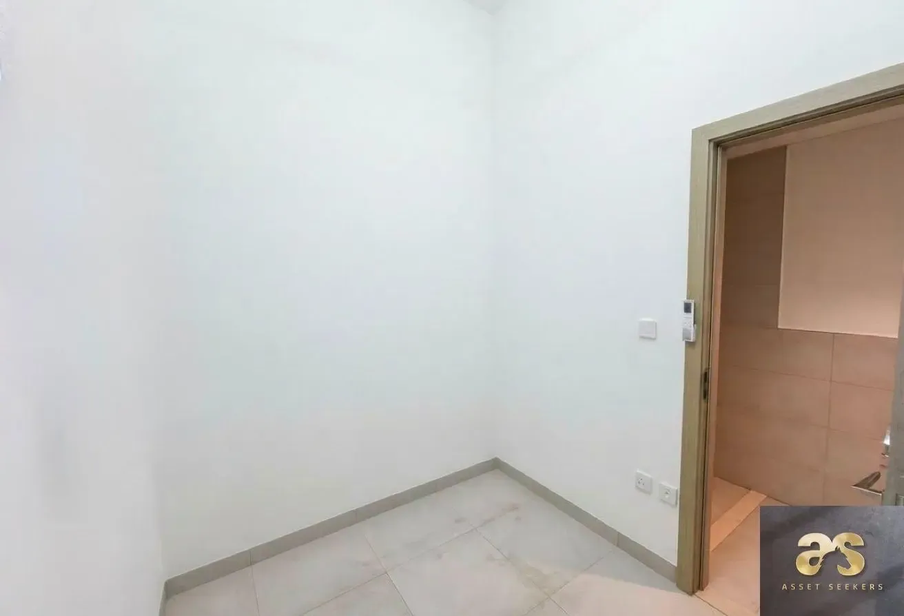 4BR+M | Corner | Park View | Vacant