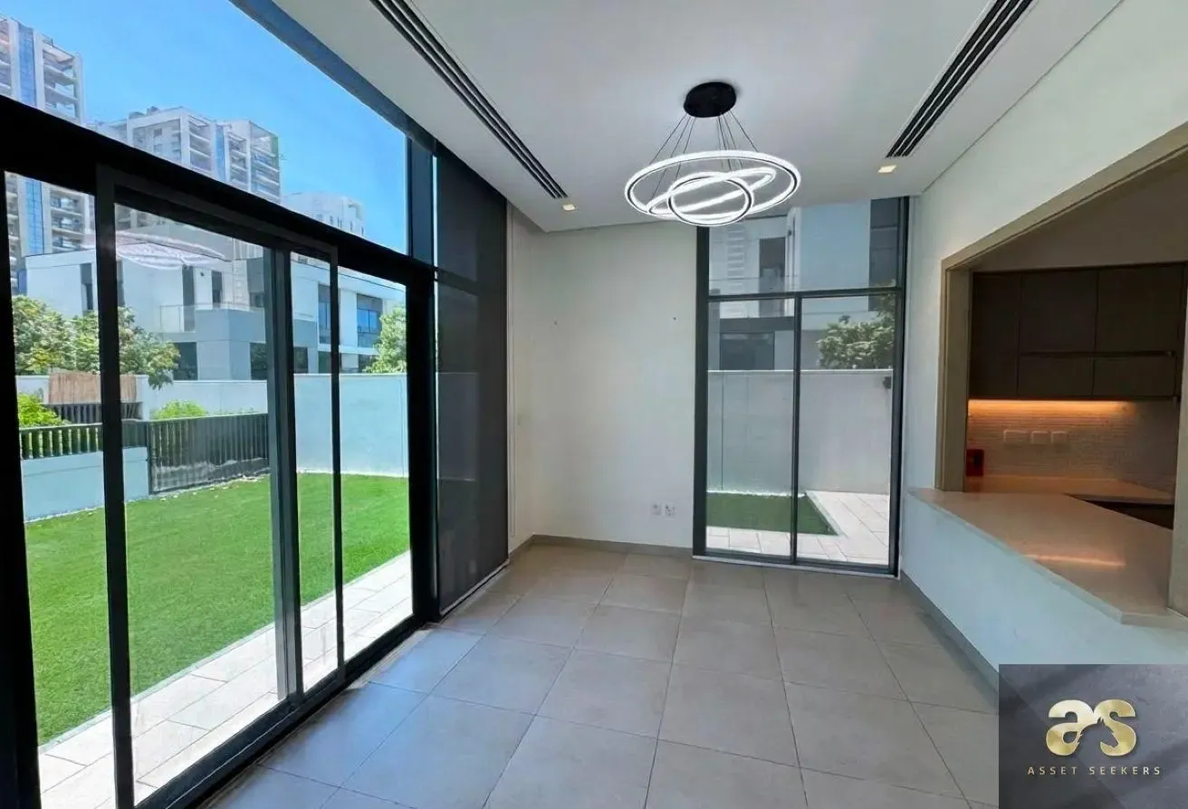 4BR+M | Corner | Park View | Vacant