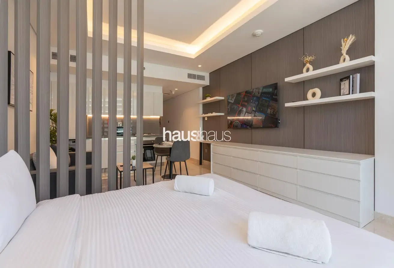 Charming Pool View | Great Location | Cosy