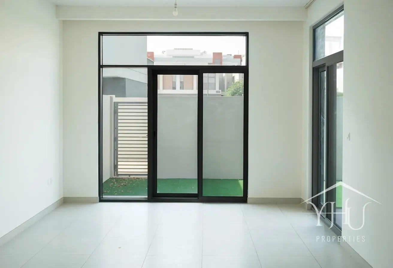 Vacant Single Row | Close to Amenities | Spacious