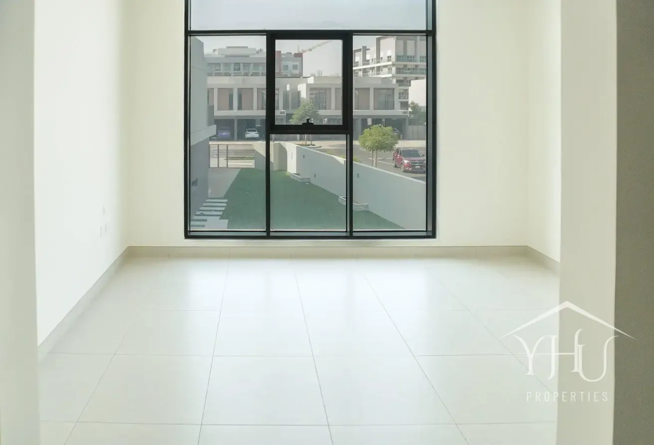 Vacant Single Row | Close to Amenities | Spacious