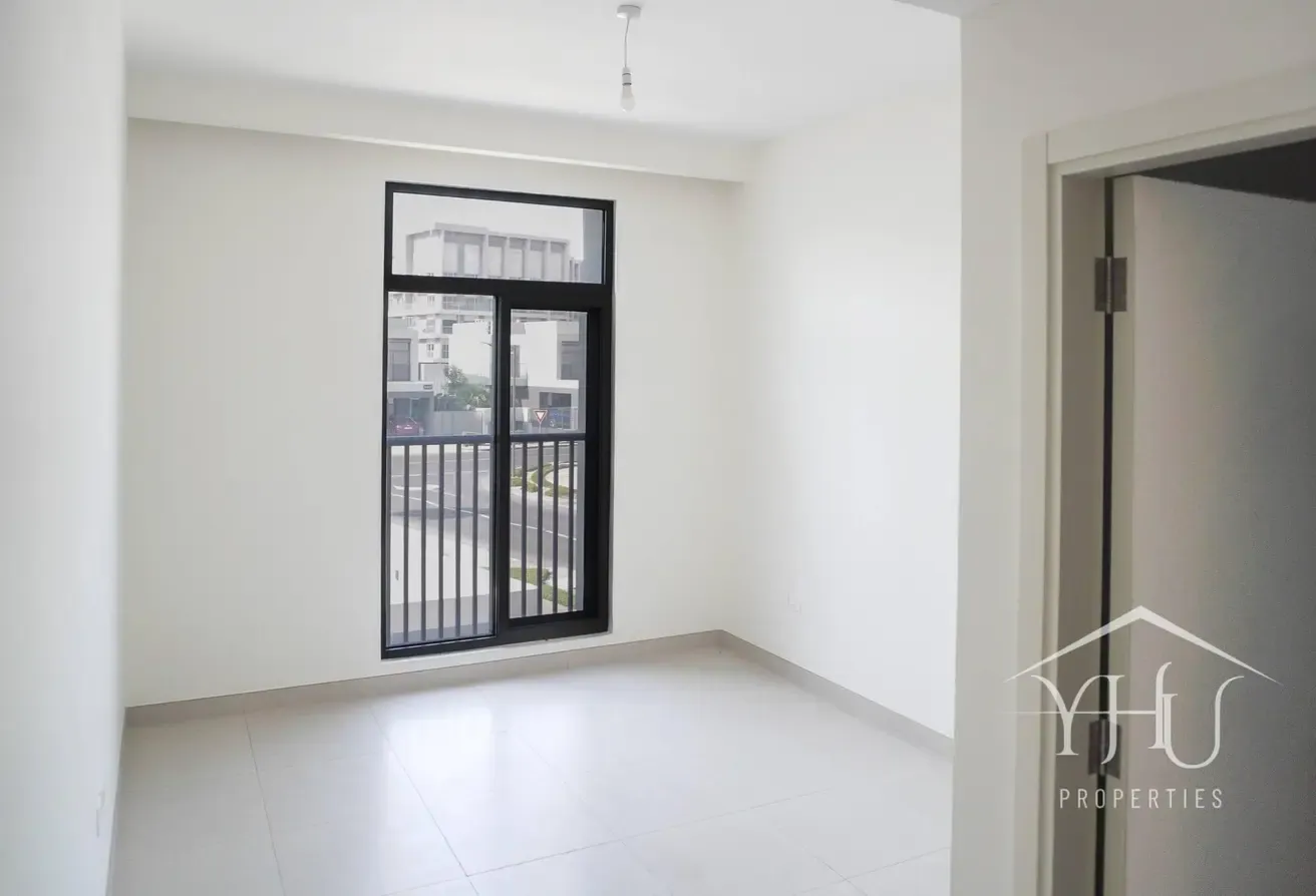 Vacant Single Row | Close to Amenities | Spacious