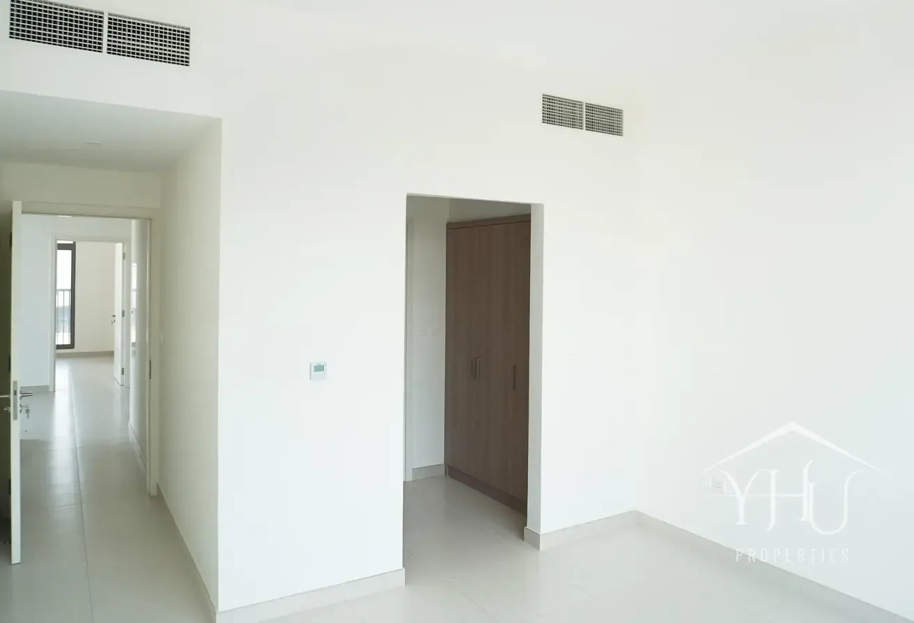 Vacant Single Row | Close to Amenities | Spacious