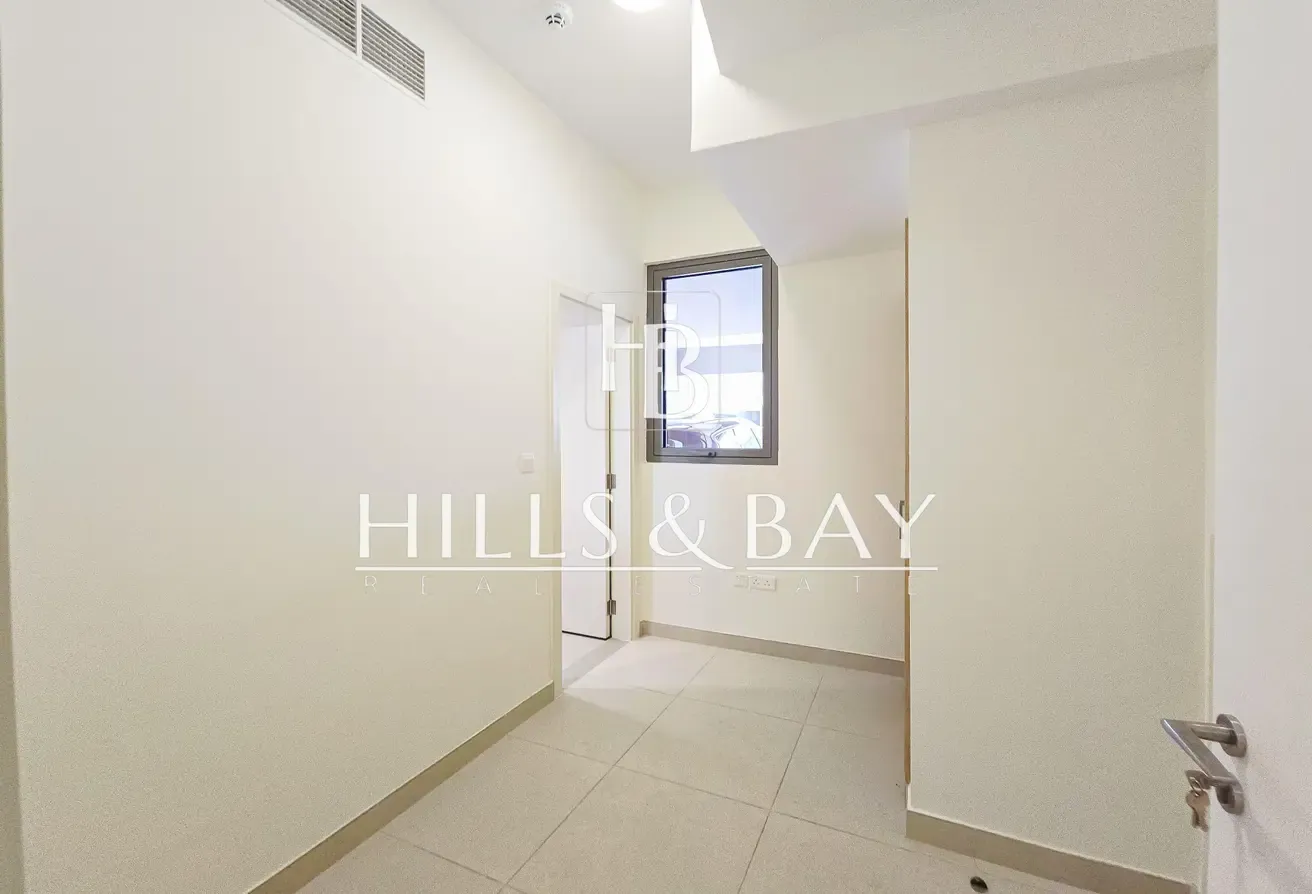 Spacious 3 BEDROOM+MAID | Corner unit | Single Row