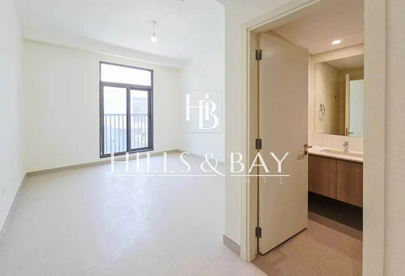 Spacious 3 BEDROOM+MAID | Corner unit | Single Row
