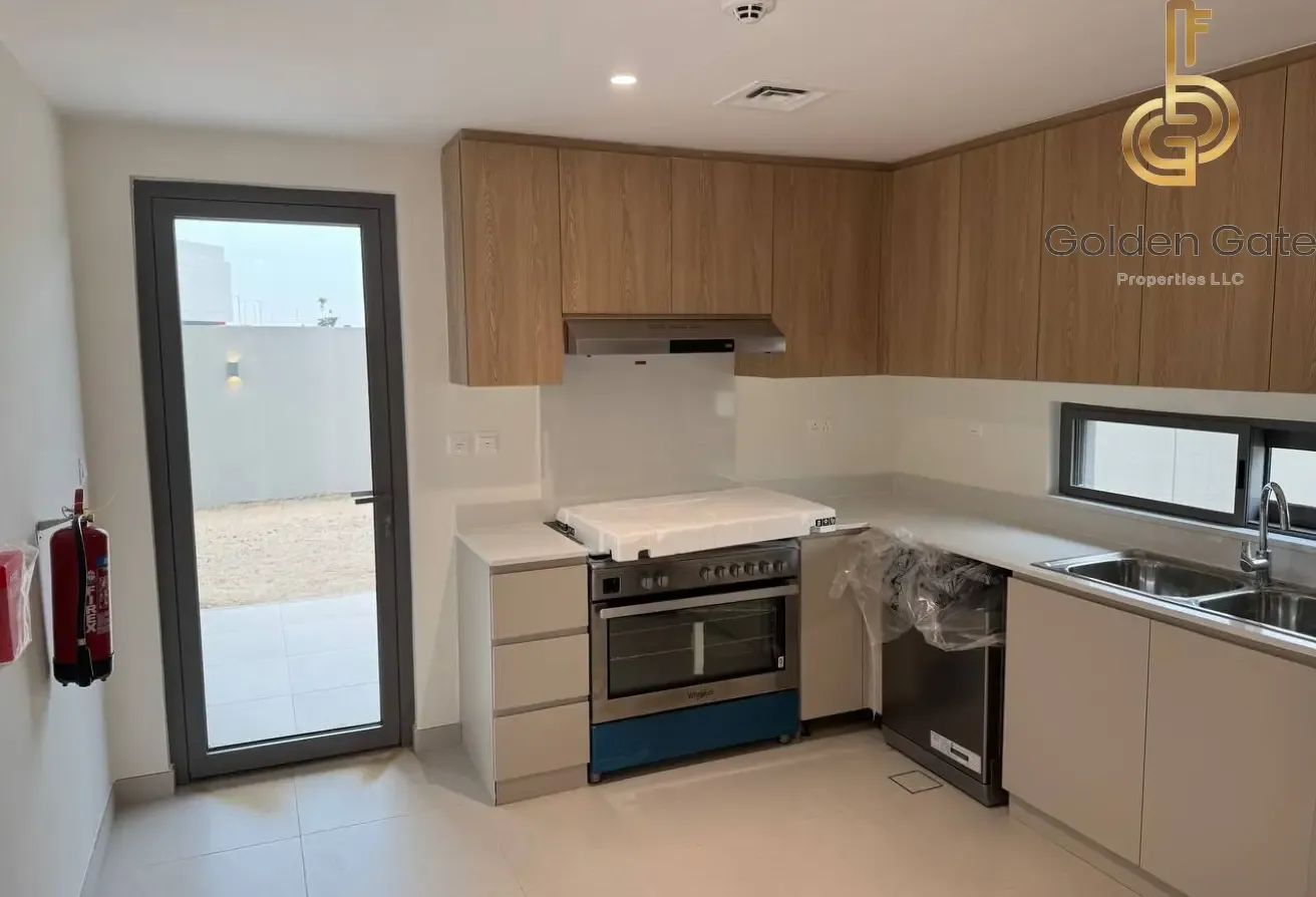 Prime location | Close to amenities | Corner unit