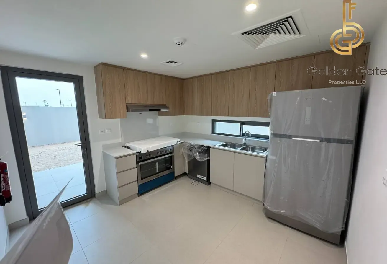 Prime location | Close to amenities | Corner unit