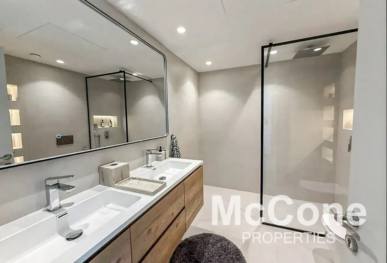 Upgraded | Mid Floor | Fully Furnished