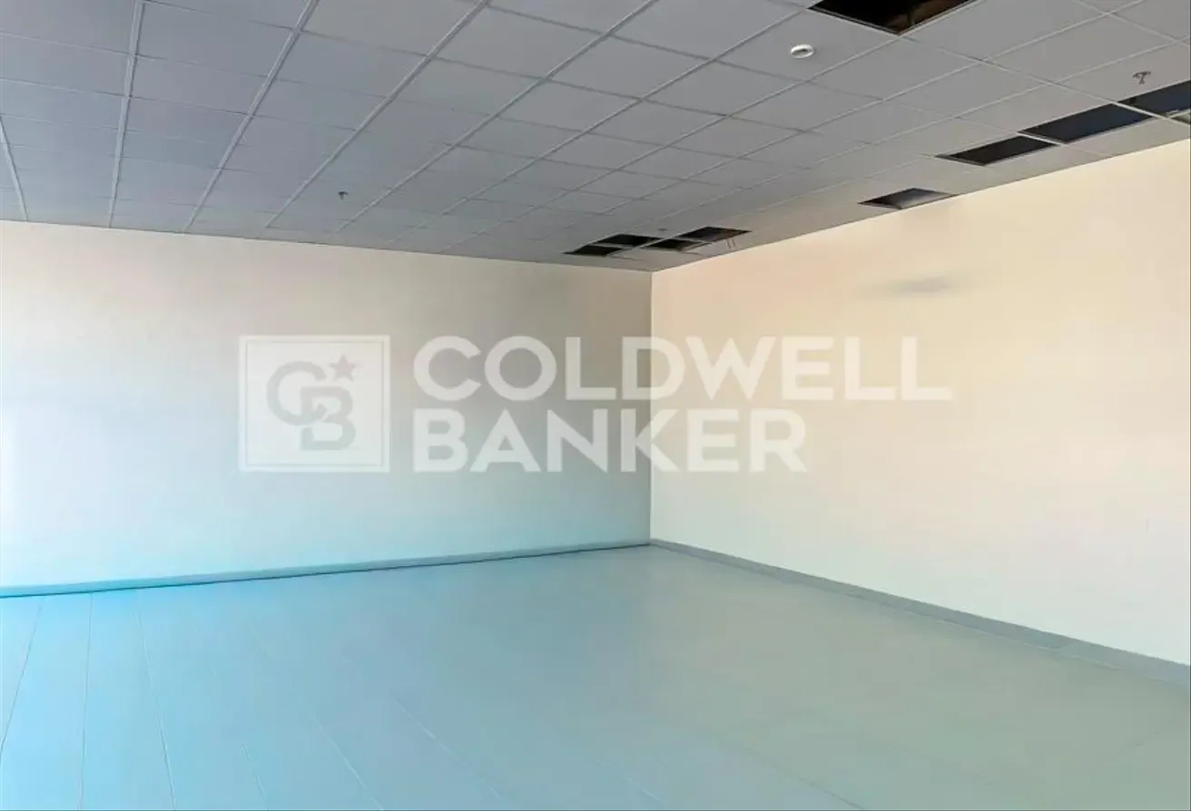 Fully Fitted Showroom |Vacant | Ideal for Business