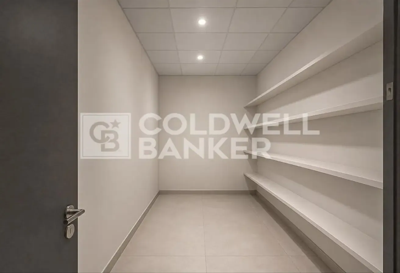 Fully Fitted Showroom |Vacant | Ideal for Business