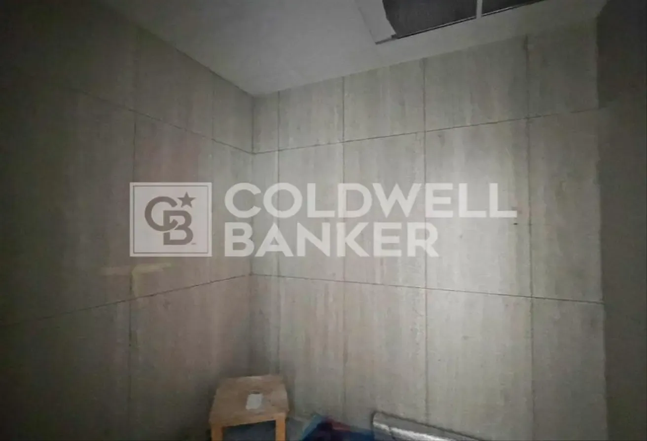 Fully Fitted Showroom |Vacant | Ideal for Business