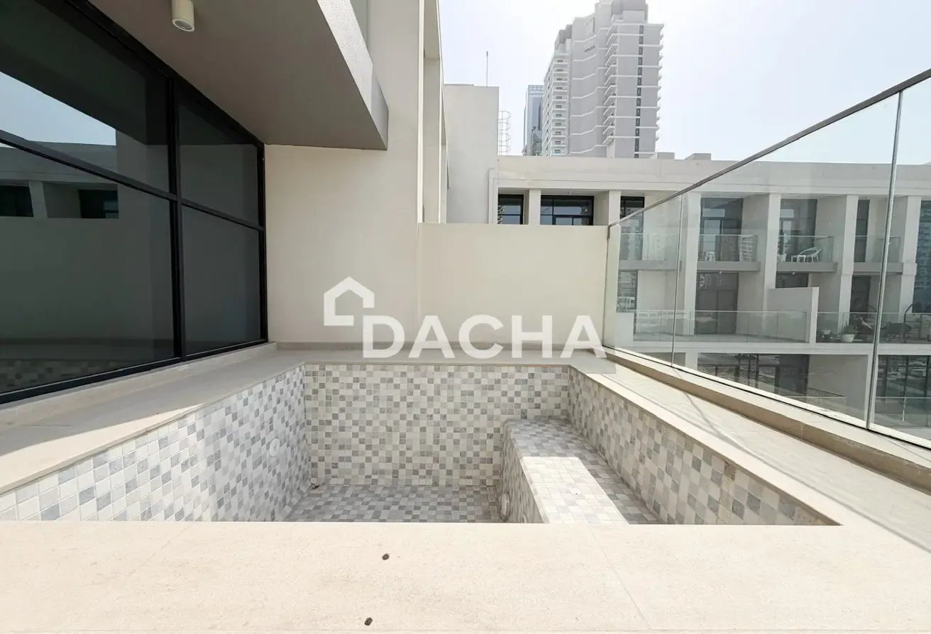 Exclusive | Huge Living | Duplex