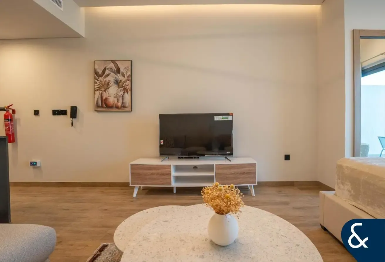 HIGH NET ROI | LARGE STUDIO | AVAILABLE NOW