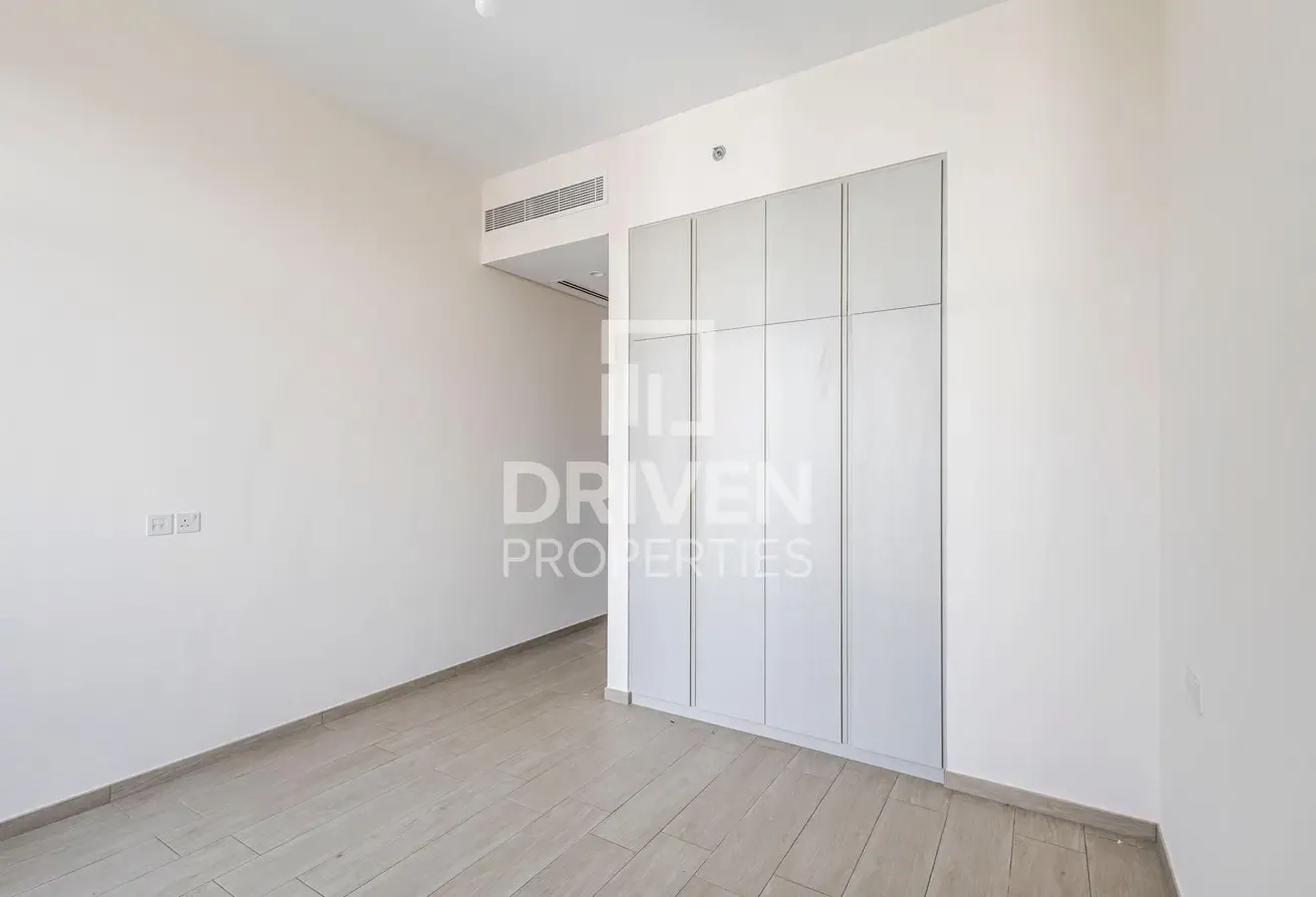 Park View | Bright and Spacious | Mid Floor