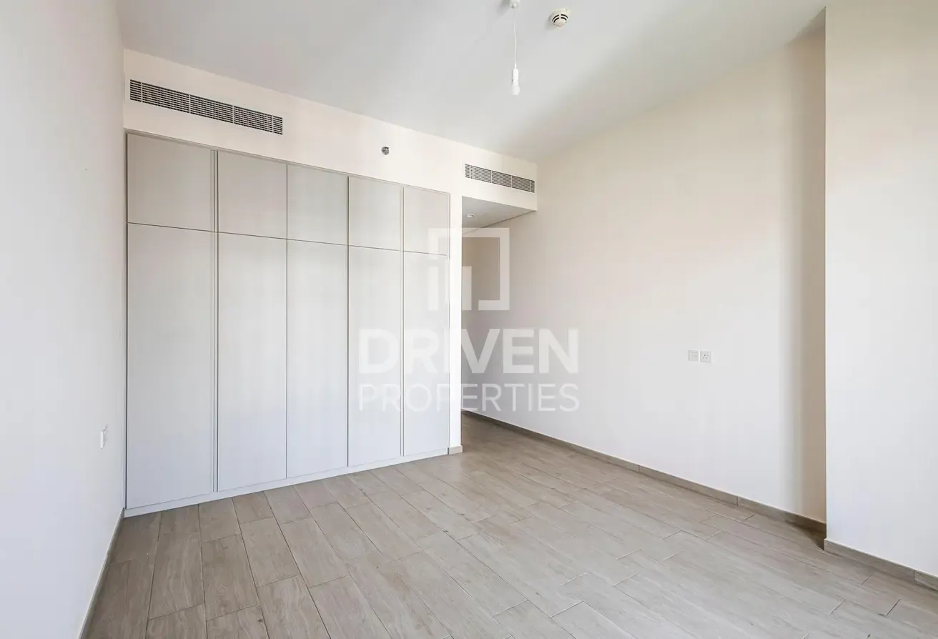 Park View | Bright and Spacious | Mid Floor