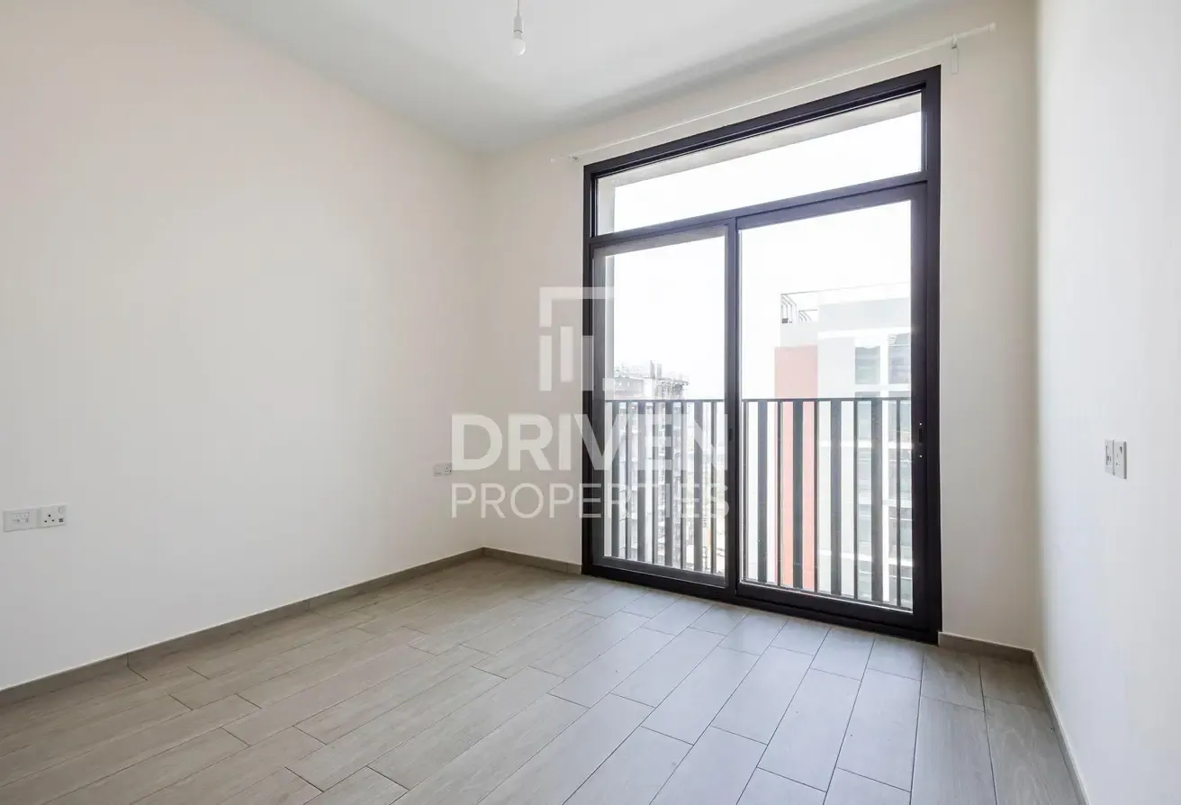 Park View | Bright and Spacious | Mid Floor